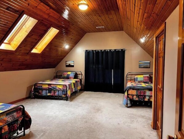 5 bedrooms, iron/ironing board, free WiFi, bed sheets - Large spacious house with ample parking for large groups. (Delbarton)