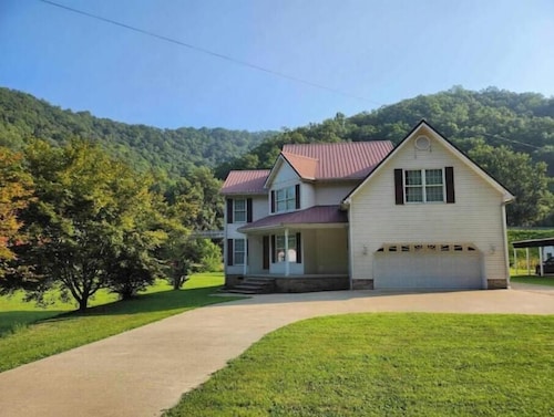 Large spacious house with ample parking for large groups.