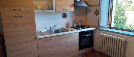 Réfrigérateur, four, plaque de cuisson, cafetière/bouilloire