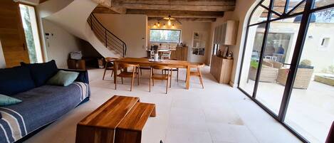 Télévision, chaîne hi-fi, espaces bureaux