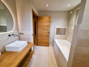 Ducha, secador de pelo y toallas