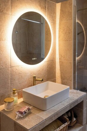 Shower, hair dryer, bidet, towels