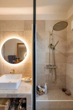 Dusche, Haartrockner, Bidet, Handtücher