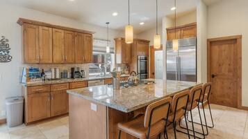 House, 4 Bedrooms | Private kitchen | Fridge, oven, coffee/tea maker, toaster