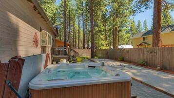 House, 4 Bedrooms | Outdoor spa tub