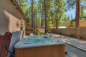 House, 4 Bedrooms | Outdoor spa tub