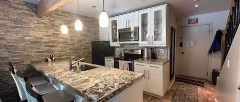 Huoneisto, 2 makuuhuonetta | Yksityinen keittiö | Jääkaappi, uuni, kahvin-/teenkeitin, leivänpaahdin