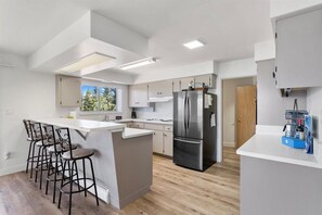 House, 4 Bedrooms | Private kitchen