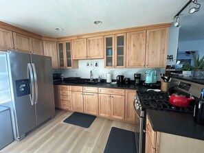 House, 3 Bedrooms | Private kitchen | Fridge, oven, coffee/tea maker, toaster