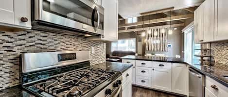 Cabin, 3 Bedrooms | Private kitchen