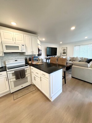 Condo, 3 Bedrooms | Private kitchen