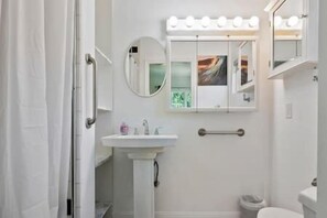 Regadera, secadora de cabello, toallas, jabón 