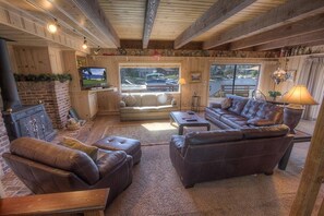 Living area - Tkh1226 - Emerald Lodge 6 Bedroom Home (South Lake Tahoe)