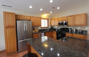 Maison, 4 chambres | Cuisine privée | Réfrigérateur, four, cafetière/bouilloire, grille-pain