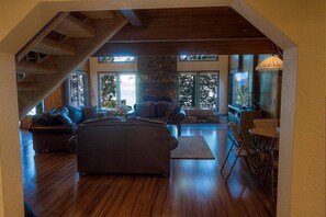 House, 5 Bedrooms | Living area