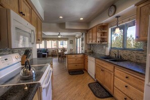 Huis, 4 slaapkamers | Privékeuken | Een koelkast, een oven, een koffiezetapparaat/waterkoker