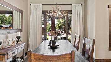 House, 5 Bedrooms | Dining