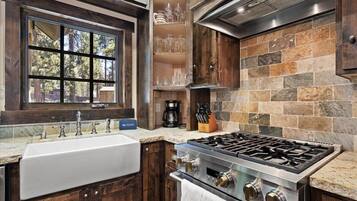 House, 5 Bedrooms | Private kitchen | Fridge, oven, coffee/tea maker