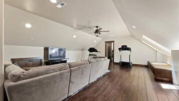 House, 5 Bedrooms | Interior