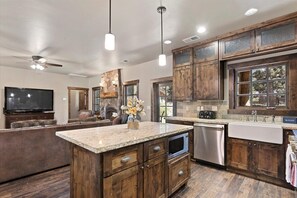 Private kitchen - Cyh1012 - Hidden Cedar 5 Bedroom Home (South Lake Tahoe)