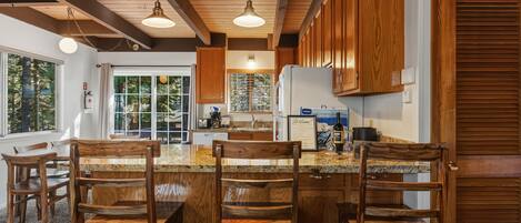 House, 4 Bedrooms | Private kitchen | Fridge, oven, coffee/tea maker