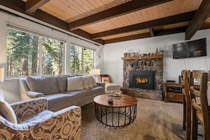 House, 4 Bedrooms | Living area