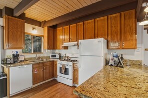 House, 4 Bedrooms | Private kitchen | Fridge, oven, coffee/tea maker