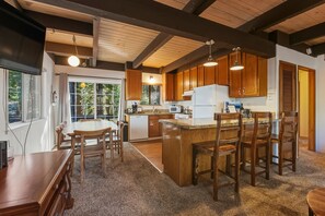 House, 4 Bedrooms | Private kitchen | Fridge, oven, coffee/tea maker