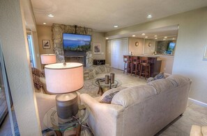Living area - Hch1221 - Tahoe Bonoff Venture 4 Bedroom Home (South Lake Tahoe)