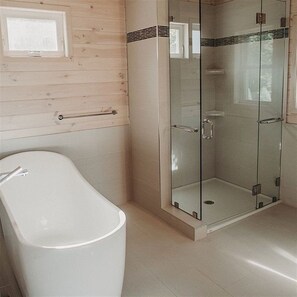 Villa, 1 Bedroom | Bathroom | Towels, shampoo