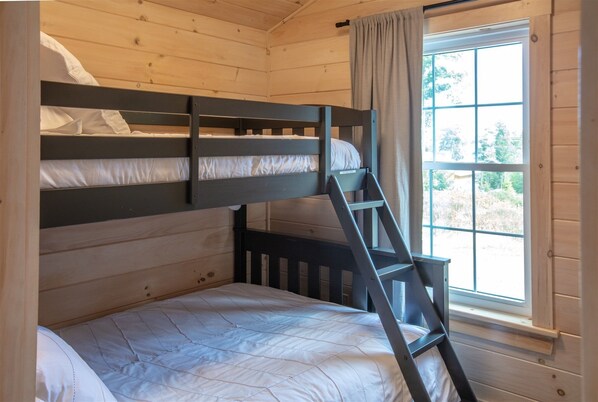 A bunk bed room with a window and curtains. - Nuthatch Limit 4 2 Bedroom Cabin (Sebago)
