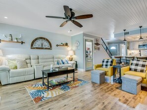 Appart'hôtel, 2 chambres | Coin séjour | TV connectée