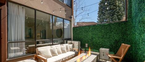 Condo, 2 Bedrooms | Property grounds