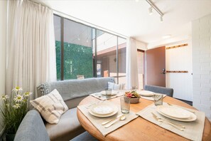 Condo, 2 phòng ngủ | Khu ăn uống