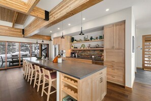 House, 4 Bedrooms | Private kitchen