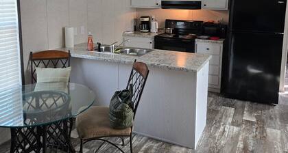 Cozy 2-bedroom home in marvelous Nokomis with WiFi, AC