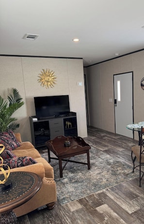 Smart TV - Cozy 2-bedroom home in marvelous Nokomis with WiFi, AC (Nokomis)