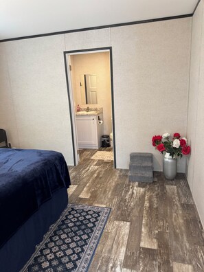 2 bedrooms, iron/ironing board, WiFi