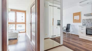 Leilighet – comfort, 1 soverom, balkong | Oppholdsområde | Flatskjerm-TV