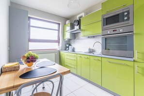 Apartamento familiar, balcón, vistas al río | Cocina privada | Frigorífico grande, microondas, horno y placa de cocina