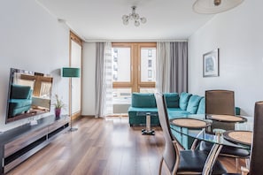 Apartamento Confort, 1 habitación, balcón | Espacio para trabajar con un portátil y cortinas opacas