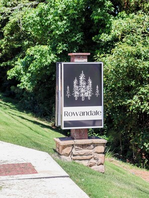 Property grounds - The Southern at Rowandale by Apex Short Term Stays (Oxford)