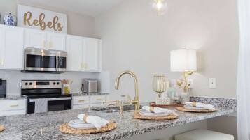 Réfrigérateur, micro-ondes, four, plaque de cuisson