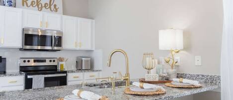 Frigorifero, microonde, forno, piano cottura