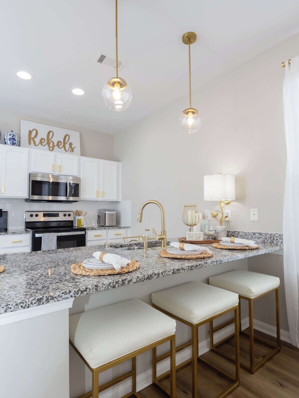 Fridge, microwave, oven, stovetop - The Southern at Rowandale by Apex Short Term Stays (Oxford)