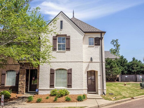 Fleur de Lis Fanbase by Apex Short Term Stays