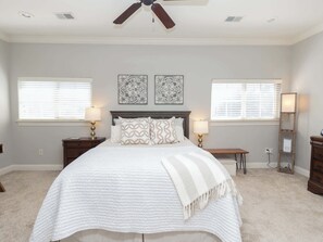 3 Schlafzimmer, Schreibtisch, Bügeleisen/Bügelbrett, WLAN