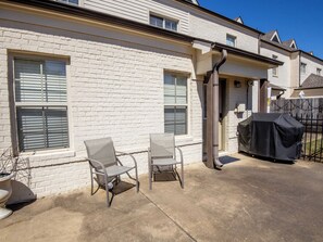 Terrace/patio - Fleur de Lis Fanbase | Best Playoff Weekend Rate (Oxford)