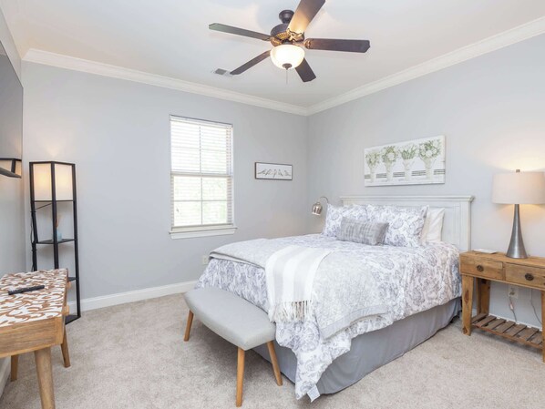 3 bedrooms, desk, iron/ironing board, WiFi - Fleur de Lis Fanbase | Best Playoff Weekend Rate (Oxford)