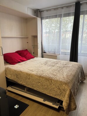 Iron/ironing board, WiFi, bed sheets